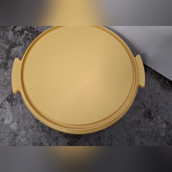 Other - VINTAGE Tupperware Cake Keeper Carrier Harvest Gold Storage Container .